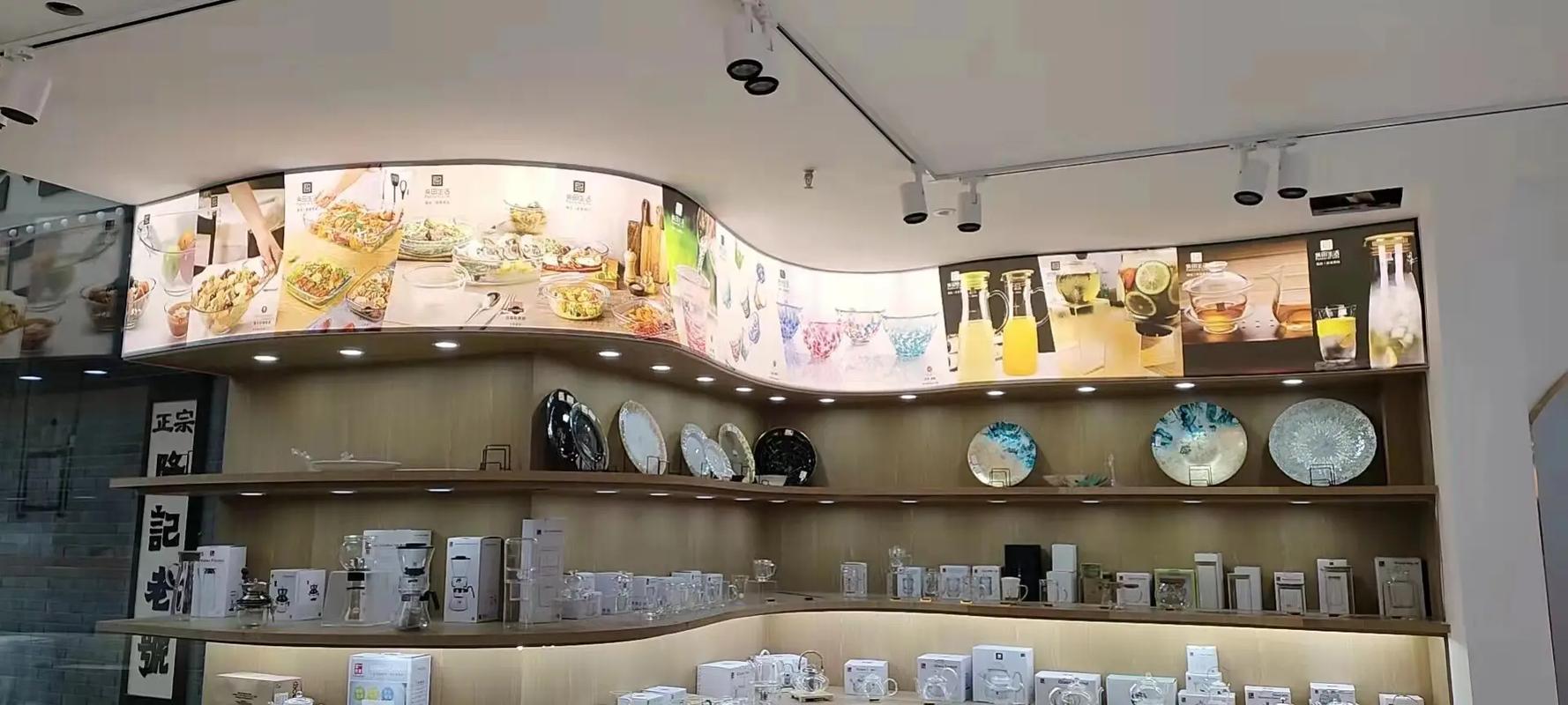 弧形異型卡布軟膜燈箱,專賣店應(yīng)用場景案例.源頭廠家直銷.同行